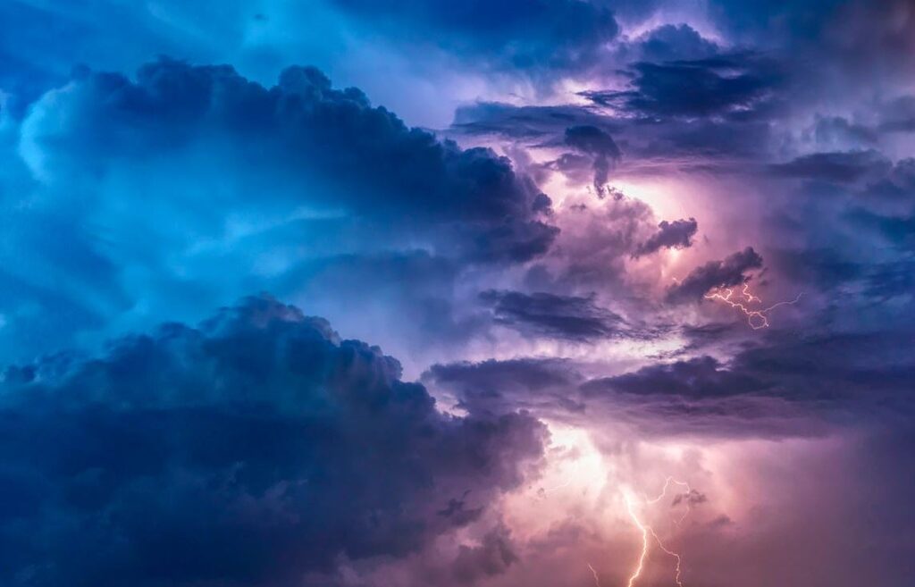 Giải mã giấc mơ: Mơ thấy chạy trong cơn bão là điềm gì?