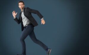 Mơ Thấy Bị Truy Đuổi: Điềm Báo Gì Và Cách Cải Thiện Vận May